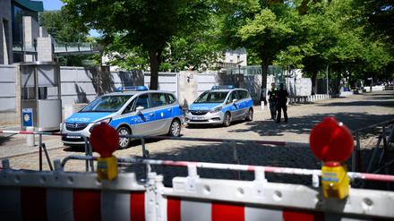 Die Straße vor der Botschaft des Staates Israel in Berlin ist aus Sicherheitsgründen abgesperrt. Nach der Eskalation des Konflikts zwischen Israel und der Islamischen Republik Iran bleibt die israelische Botschaft in Berlin geschlossen.