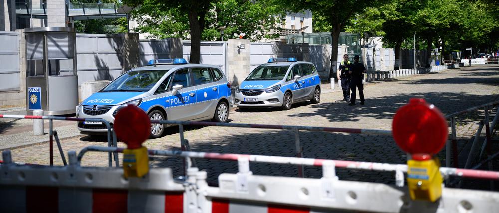Die Straße vor der Botschaft des Staates Israel in Berlin ist aus Sicherheitsgründen abgesperrt. Nach der Eskalation des Konflikts zwischen Israel und der Islamischen Republik Iran bleibt die israelische Botschaft in Berlin geschlossen.
