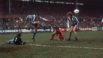Voller Entschlossenheit. Verteidiger Luggi Müller von Hertha BSC klärt im eigenen Strafraum