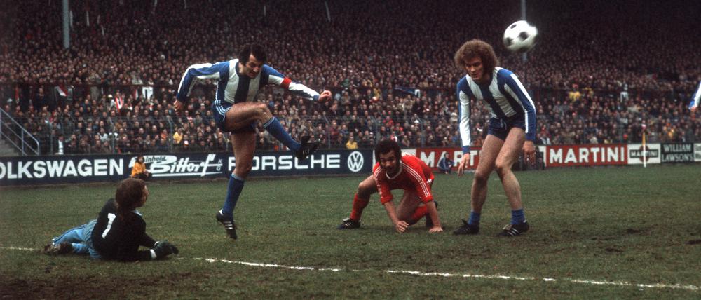 Voller Entschlossenheit. Verteidiger Luggi Müller von Hertha BSC klärt im eigenen Strafraum