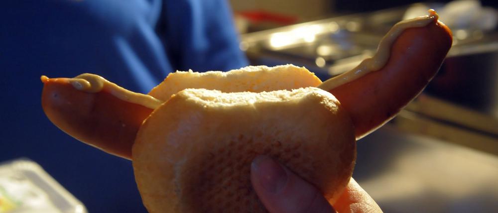 Wegen einer Bockwurst-Bestellung konnte der betrunkene Fahrer gestellt werden. (Symbolbild)