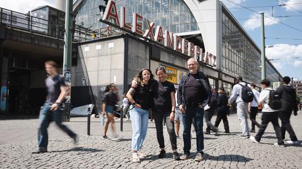 Julia Schenker (mit Tattoos), Anna Sauerwein und Tino Kretschmann.
Die drei sind das Team „Drop out Mitte“ von Gangway.