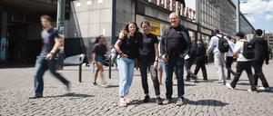 Julia Schenker (mit Tattoos), Anna Sauerwein und Tino Kretschmann.
Die drei sind das Team „Drop out Mitte“ von Gangway.