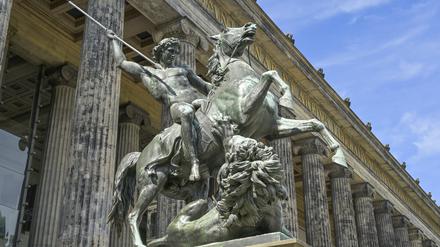 Die Säulenhalle des Alten Museums, mit der Statue des Löwenkämpfers zu Pferde davor.