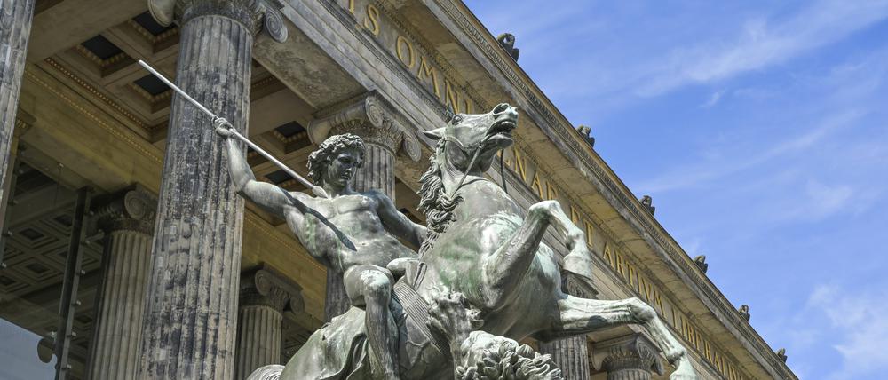 Die Säulenhalle des Alten Museums, mit der Statue des Löwenkämpfers zu Pferde davor.