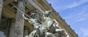 Die Säulenhalle des Alten Museums, mit der Statue des Löwenkämpfers zu Pferde davor.
