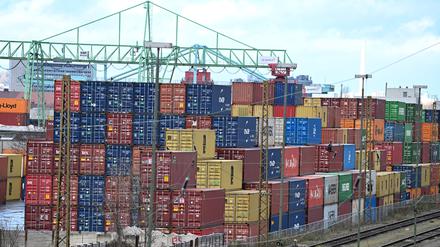 Container mit Wirtschaftsgütern stehen aufgestapelt im Hafen in Stuttgart (Symbolbild).
