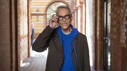 Wolfgang Joop, deutscher Modedesigner, steht vor der Vorstellung seiner neuen Modekollektion «Wunderkind x hessnatur» in einem Hinterhof.