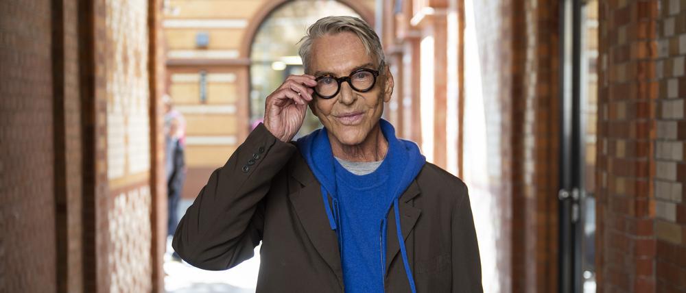 Wolfgang Joop, deutscher Modedesigner, steht vor der Vorstellung seiner neuen Modekollektion «Wunderkind x hessnatur» in einem Hinterhof.