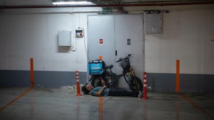 Aus Angst vor möglichen iranischen Vergeltungsschlägen hat sich ein Kurierfahrer in einem unterirdischen Bunker in Tel Aviv auf den Boden gelegt.