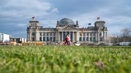 29.01.2025, Berlin, Deutschland, Europa - Blick ueber den Platz der Republik auf die Westfassade des Berliner Reichstag im Berliner Ortsteil Tiergarten. *** 29 01 2025, Berlin, Germany, Europe View over the Platz der Republik to the west facade of the Berlin Reichstag in the Tiergarten district of Berlin