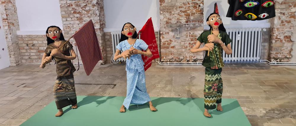 Widerstand ist Teil des Alltags: Die Stoffpuppen von Chaw Ei Thein erzählen Geschichten von Künstlern und Künstlerinnen in Myanmar.