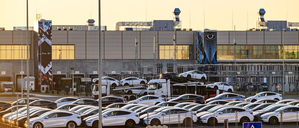 Der US-Elektroautohersteller Tesla will in seinem Werk in Grünheide weiter Abwasser recyceln - ein Wasservertrag ist unterschrieben. (Archivbild)