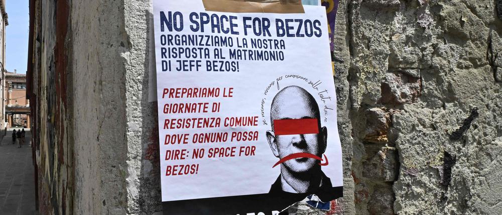 Ein Plakat mit der Aufschrift „Kein Platz für Bezos“, das zum Protest aufruft, ist an eine Wand in Venedig geklebt (Symbolbild).