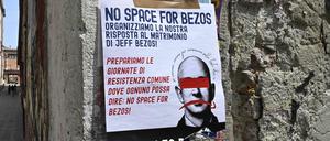 Ein Plakat mit der Aufschrift „Kein Platz für Bezos“, das zum Protest aufruft, ist an eine Wand in Venedig geklebt (Symbolbild).