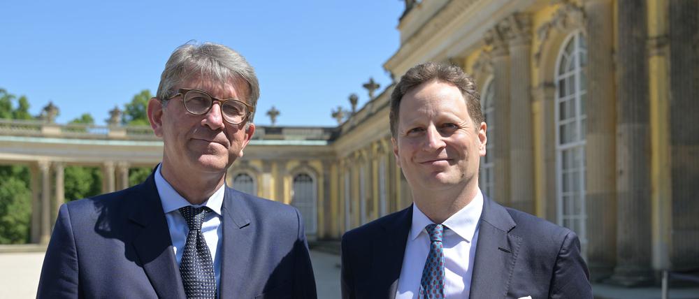  Kulturstaatsminister Wolfram Weimer (l) und Georg Friedrich Prinz von Preußen stehen vor der Fassade des Schlosses Sanssouci.