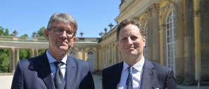  Kulturstaatsminister Wolfram Weimer (l) und Georg Friedrich Prinz von Preußen stehen vor der Fassade des Schlosses Sanssouci.