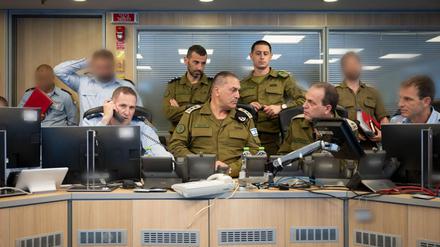 Dieses von den Israelischen Verteidigungsstreitkräften (IDF) am 13. Juni über die staatliche chinesische Nachrichtenagentur XINHUA veröffentlichte Foto zeigt den israelischen Armeechef Eyal Zamir (M), der die IDF-Schläge gegen den Iran im Situationsraum der israelischen Luftwaffe in Israel überwacht. 