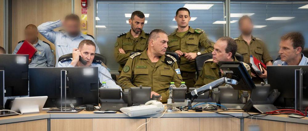 Dieses von den Israelischen Verteidigungsstreitkräften (IDF) am 13. Juni über die staatliche chinesische Nachrichtenagentur XINHUA veröffentlichte Foto zeigt den israelischen Armeechef Eyal Zamir (M), der die IDF-Schläge gegen den Iran im Situationsraum der israelischen Luftwaffe in Israel überwacht.