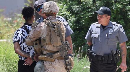 US-Marines halten Marcos Leao, einen 27-jährigen Veteranen, vor dem Wilshire Federal Building fest.