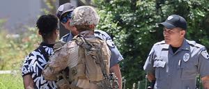 US-Marines halten Marcos Leao, einen 27-jährigen Veteranen, vor dem Wilshire Federal Building fest.