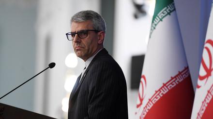 Ismail Baghai, Sprecher des iranischen Außenministeriums, nimmt an einer Pressekonferenz teil. 
