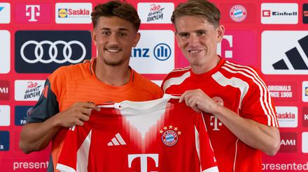 Tom Bischof und Bayerns Sportdirektor Christoph Freund.