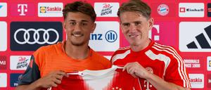 Tom Bischof und Bayerns Sportdirektor Christoph Freund.