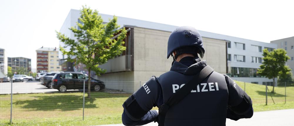 Ein Polizist steht in der Nähe der Grazer Schule in der Dreierschützengasse (Symbolbild).