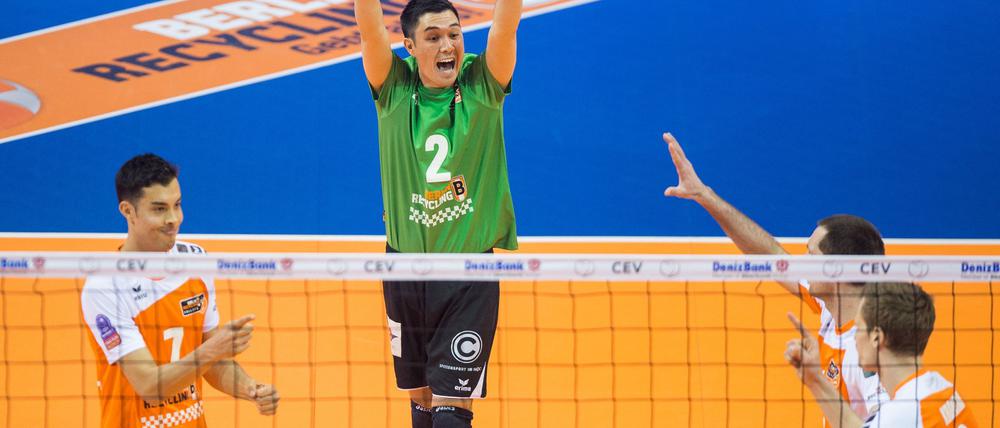 Der ehemalige Berliner Libero Erik Shoji (Mitte) wandte sich bei Instagram an seine Fans.