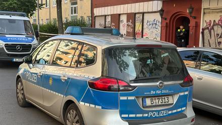 Die Genter Straße in Wedding: Einsatzfahrzeuge der Polizei stehen vor der Arztpraxis von Wolfgang Conzelmann, der dort am Freitag getötet wurde.