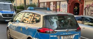 Die Genter Straße in Wedding: Einsatzfahrzeuge der Polizei stehen vor der Arztpraxis von Wolfgang Conzelmann, der dort am Freitag getötet wurde.