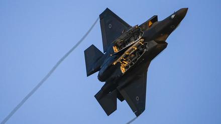 Ein F-35-Kampfflugzeug der israelischen Luftwaffe fliegt über den Luftwaffenstützpunkt Hatzerim in der Nähe der südisraelischen Stadt Beerscheba (Symbolbild).