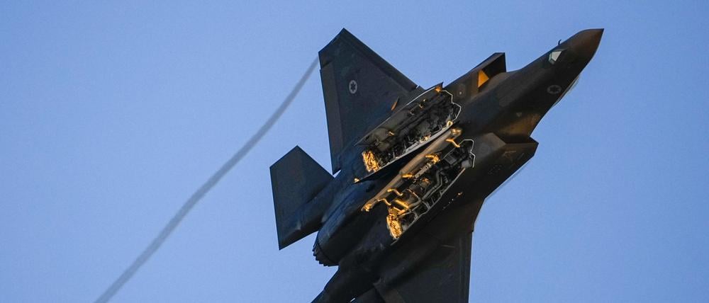 Ein F-35-Kampfflugzeug der israelischen Luftwaffe fliegt über den Luftwaffenstützpunkt Hatzerim in der Nähe der südisraelischen Stadt Beerscheba (Symbolbild).