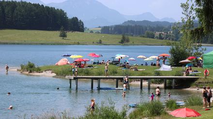 Ausflügler suchen Abkühlung am Illasbergsee im Allgäu (Symbolbild).