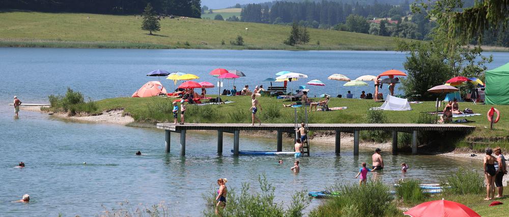 Ausflügler suchen Abkühlung am Illasbergsee im Allgäu (Symbolbild).