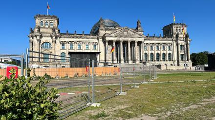 Bauzäune und Absperrband vor dem Bundestagsgebäude