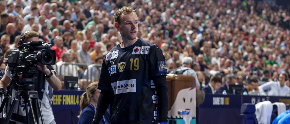 Mathias Gidsel verlässt nach der Roten Karte die Halle.
