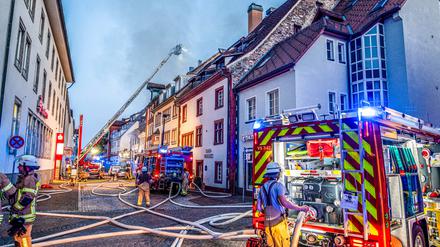 Feuerwehrleute bekämpfen den Brand in der Altstadt von Villingen-Schwenningen. 