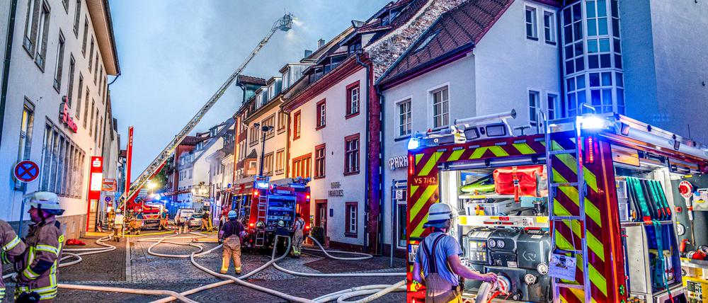 Feuerwehrleute bekämpfen den Brand in der Altstadt von Villingen-Schwenningen.