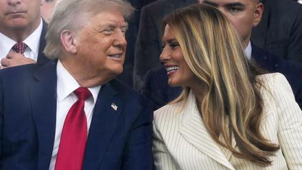 Trump und seine Frau Melania lächeln sich während der Militärparade an. 