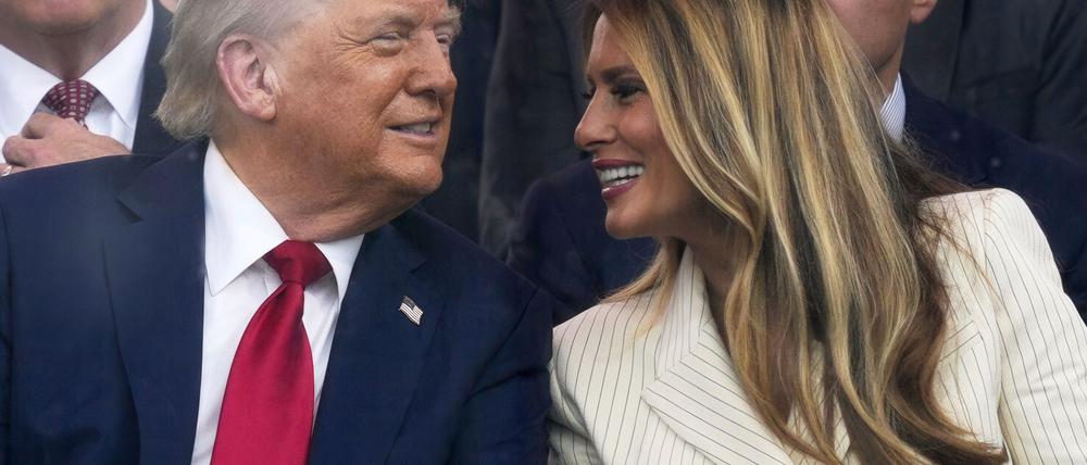 Trump und seine Frau Melania lächeln sich während der Militärparade an. 