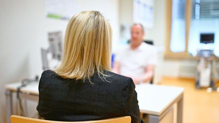 Sybille Müller lässt sich von Thomas Strowitzki, Ärztlicher Direktor an der Klinik für Gynäkologische Endokrinologie und Fertilitätsstörungen der Universitätsklinik Heidelberg, wegen ihrer Wechseljahr-Beschwerden behandeln.