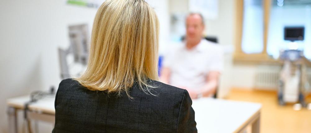 Sybille Müller lässt sich von Thomas Strowitzki, Ärztlicher Direktor an der Klinik für Gynäkologische Endokrinologie und Fertilitätsstörungen der Universitätsklinik Heidelberg, wegen ihrer Wechseljahr-Beschwerden behandeln.