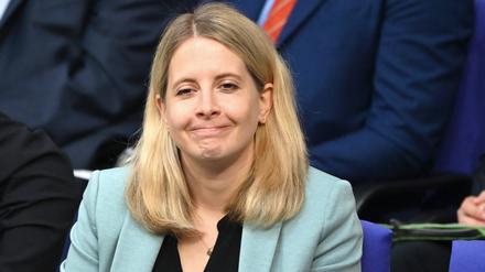 Verena Hubertz (SPD), Bundesministerin für Wohnen, Stadtentwicklung und Bauwesen, sitzt im Plenarsaal des Bundestags.