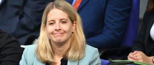 Verena Hubertz (SPD), Bundesministerin für Wohnen, Stadtentwicklung und Bauwesen, sitzt im Plenarsaal des Bundestags. 