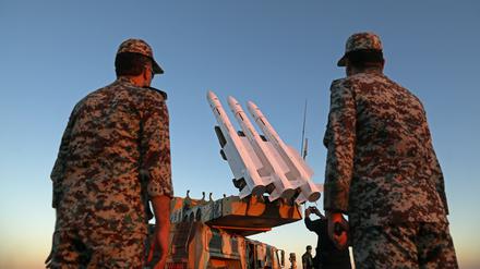Raketen der iranischen Luftverteidigungseinheiten sind während einer militärischen Übung im Oktober 2020.