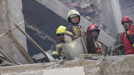 Symbolbild: Iranische Feuerwehrleute bei Bergungsmaßnahmen nach israelischen Angriffen am 13. Juni 2025 in Teheran, Iran. 