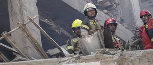 Symbolbild: Iranische Feuerwehrleute bei Bergungsmaßnahmen nach israelischen Angriffen am 13. Juni 2025 in Teheran, Iran. 