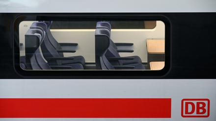 Sitzplatzreservierungen im Fernverkehr der Bahn sind zum Fahrplanwechsel am Sonntag teurer geworden. Die Familienreservierungen hat der Konzern zudem trotz aller Kritik abgeschafft. (Archivbild)